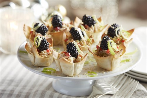 Asian -chicken -salad -with -blackberries -in -wonton -cups